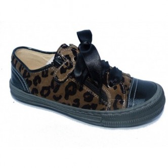 Zapato piel color negro estampado leopardo marrón.  Cierre lazo color negro y cremallera lateral. ANDANINES.